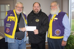 Troy McLean accepts a cheque on behalf of the Westport Rideaus Jr. B�s. 